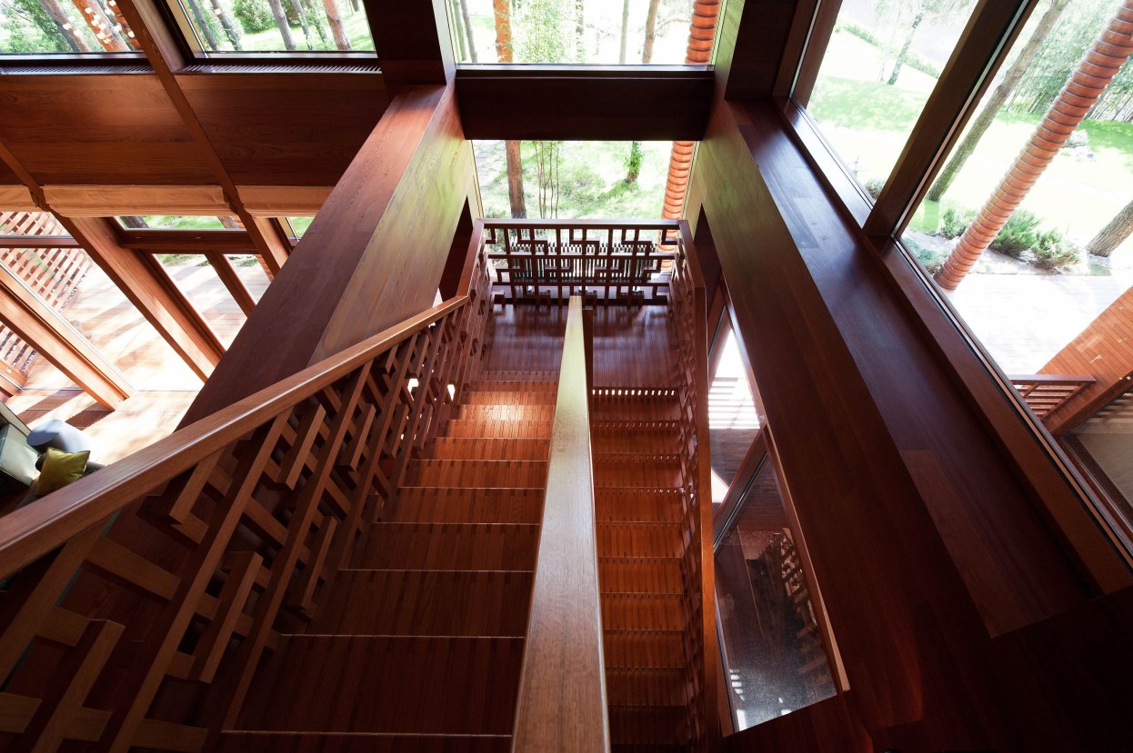 Лестница дополняет общую конструкцию дома, составленную из клееных балок